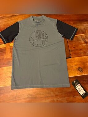 Quiksilver Men’s Gray Short Sleeve Rash Tee with Black Sleeves